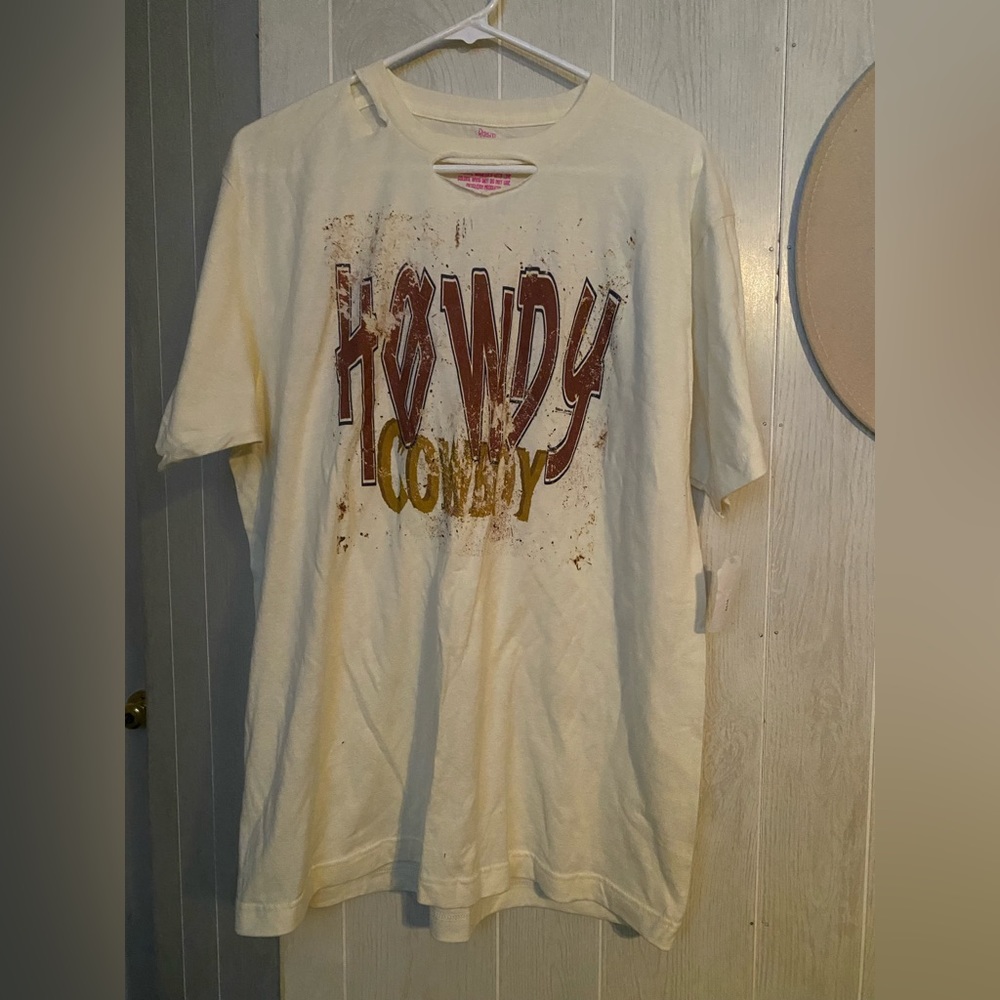 Short sleeve distressed howdy tee (wild west boot store) NWT